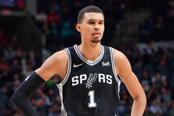 victor-wembanyama-kursy-debiutanta-roku-nba victor-wembanyama-kursy-debiutanta-roku-nba